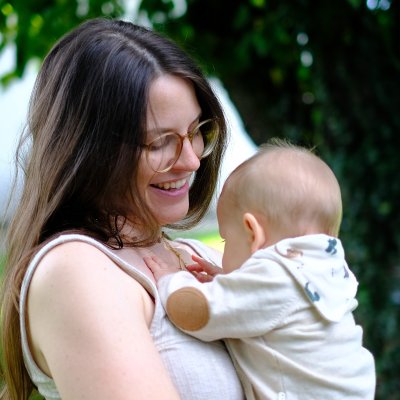 Je suis Alice, Sage-femme et je t'accompagne à travers ta vie de femme. Pendant ta grossesse, ton post-partum, mais bien au-delà.